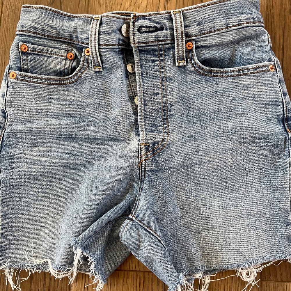 Levi’s Wedgie Straight Cut-offs